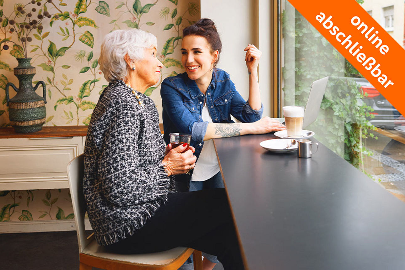 Zwei Frauen sitzen im Café und trinken Kaffee