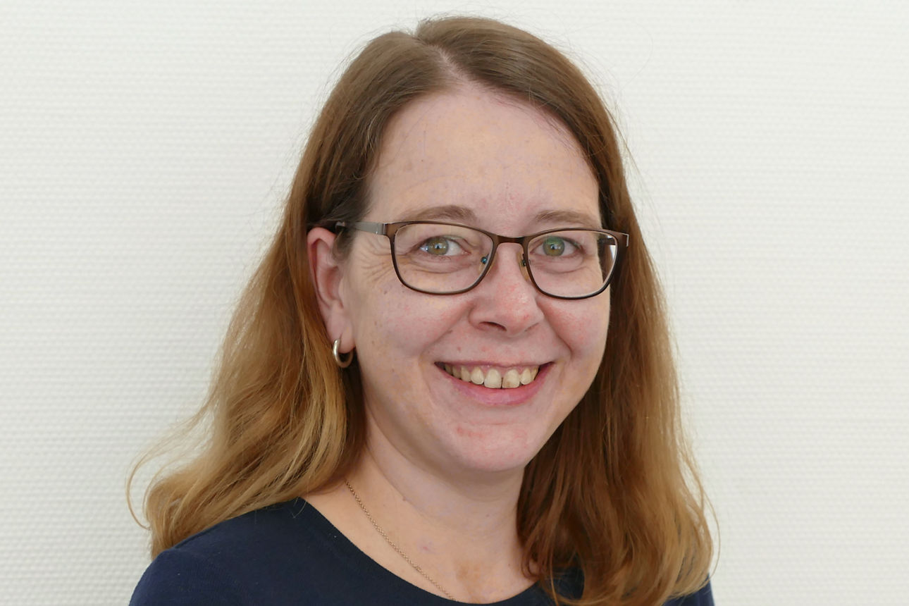 Eine Frau lächelt in die Kamera