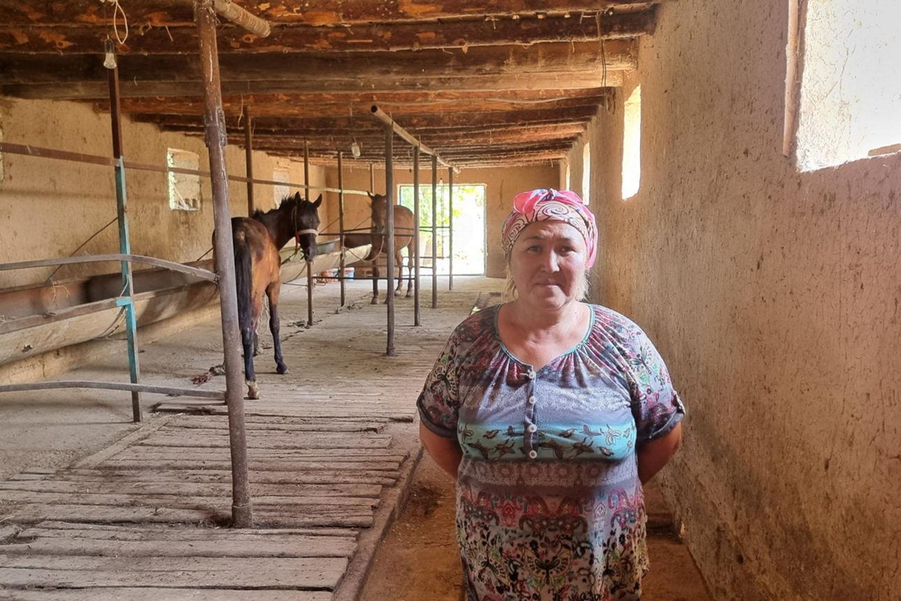 Landwirtin aus Kasachstan im Pferdestall