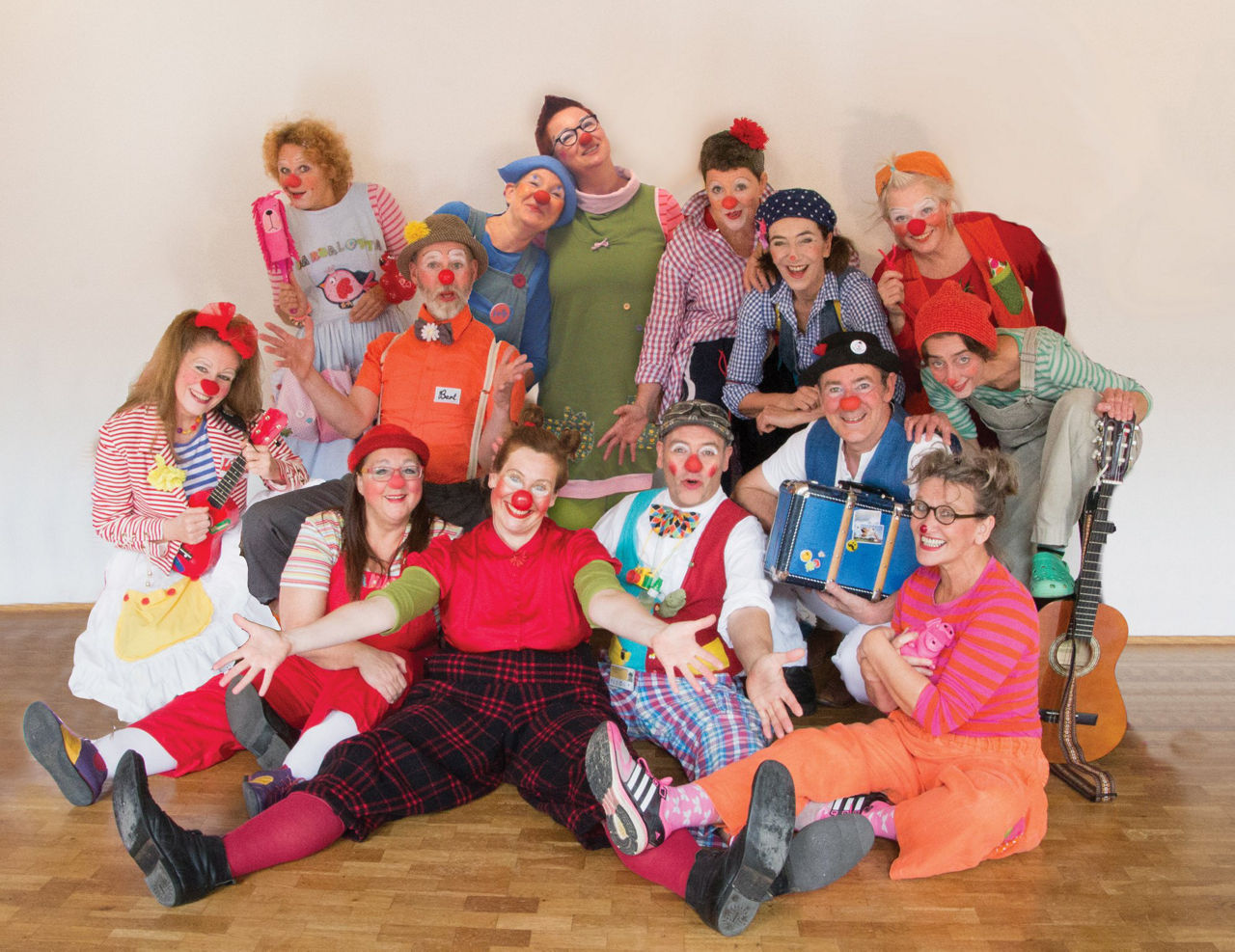 15 Clinic-Clowns mit roten Nasen 