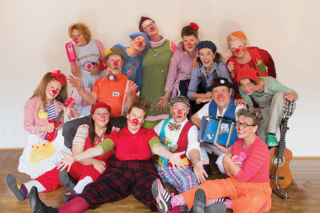 15 Clinic-Clowns mit roten Nasen 