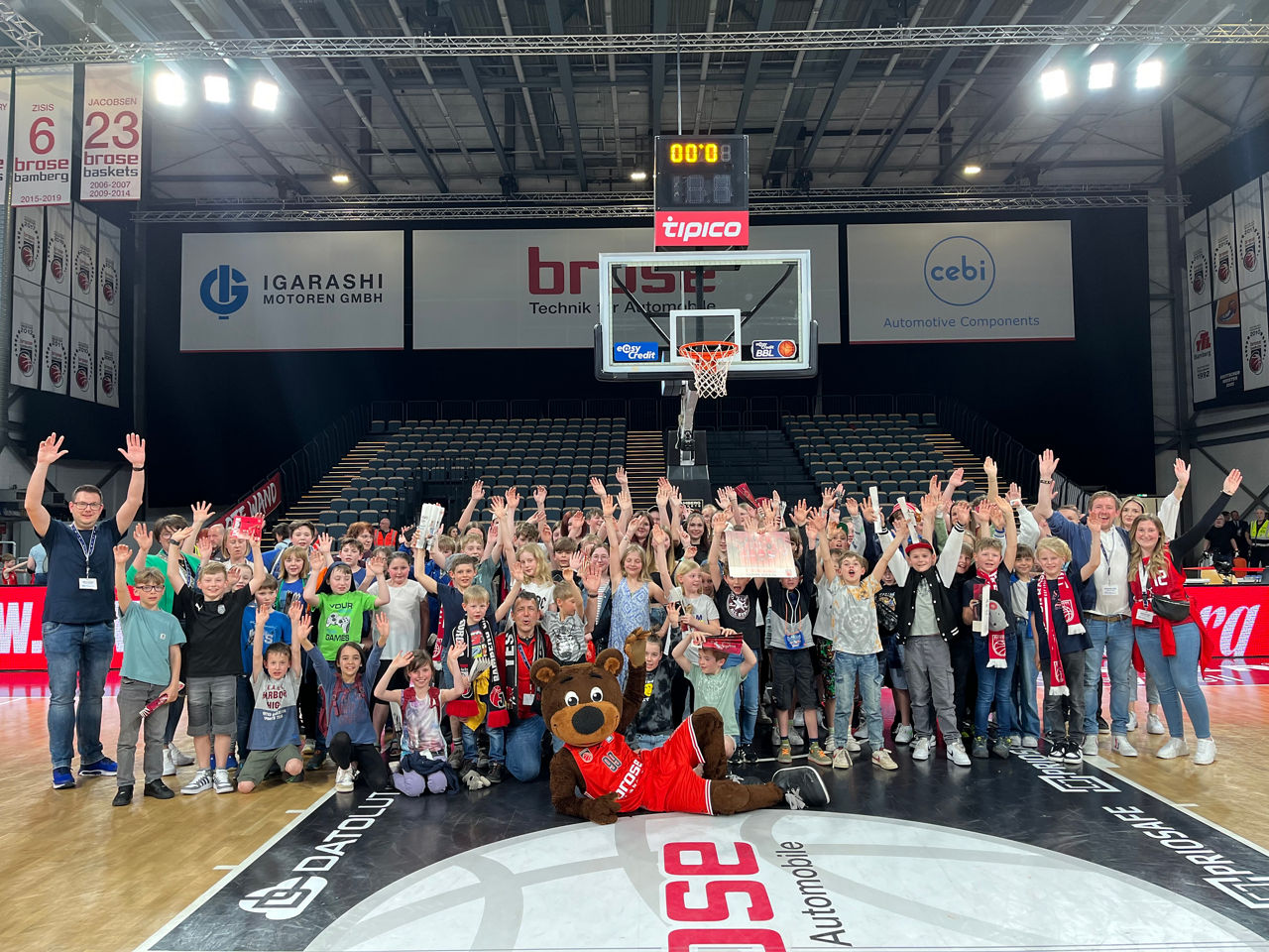 Gruppenfoto der Kinder beim Basketballausflug in der Brose Arena
