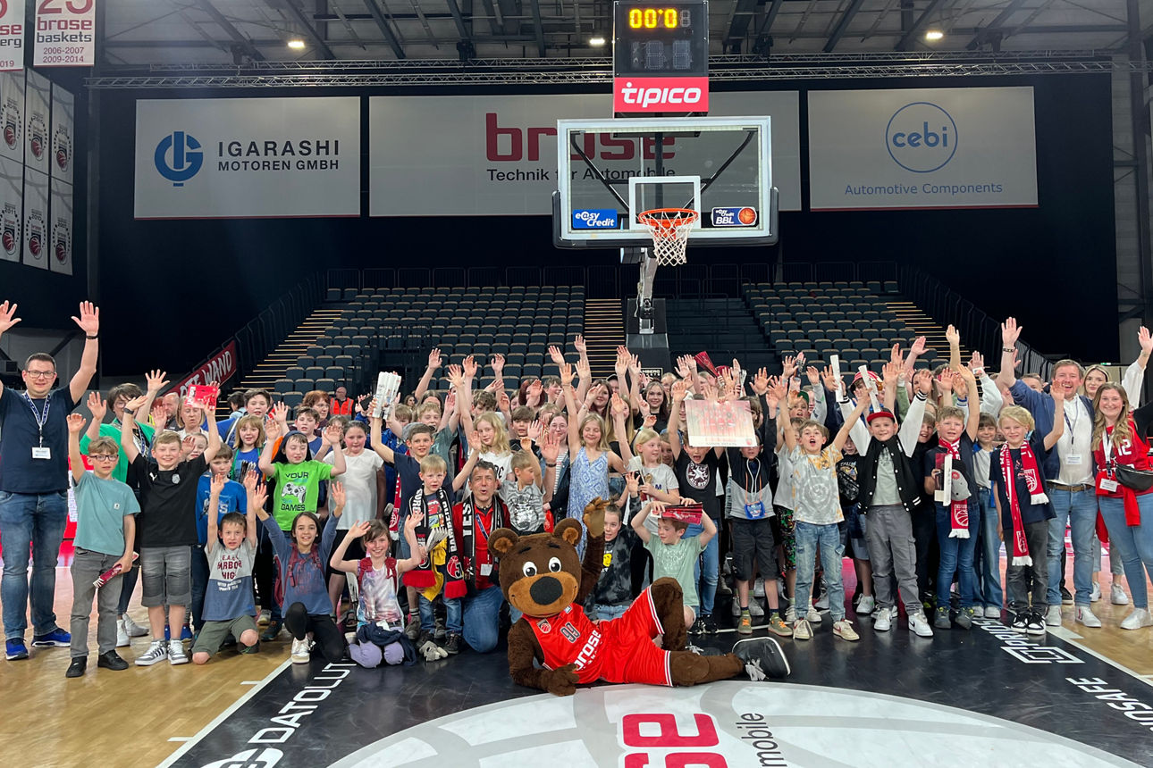 Gruppenfoto der Kinder beim Basketballausflug in der Brose Arena
