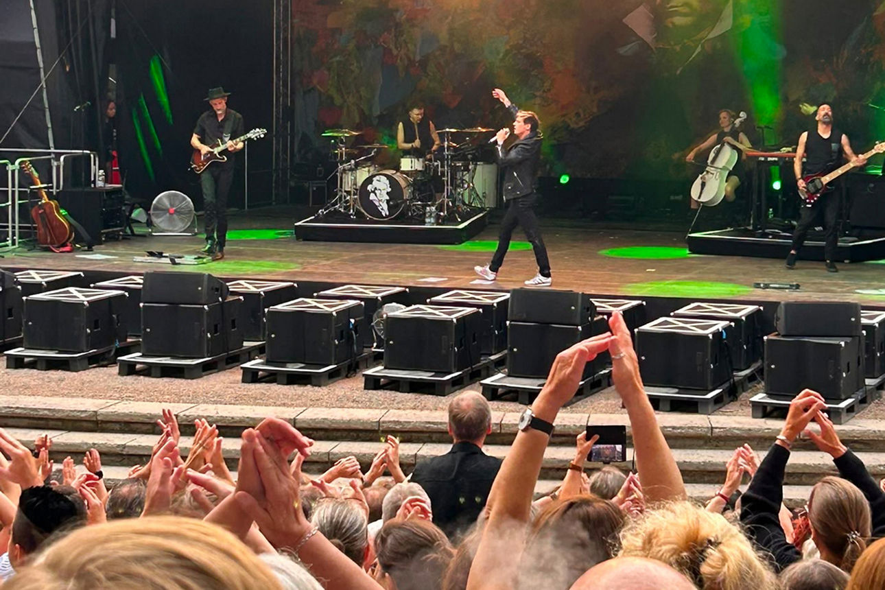 Bühnenaufnahme vom Dark Tenor und Band