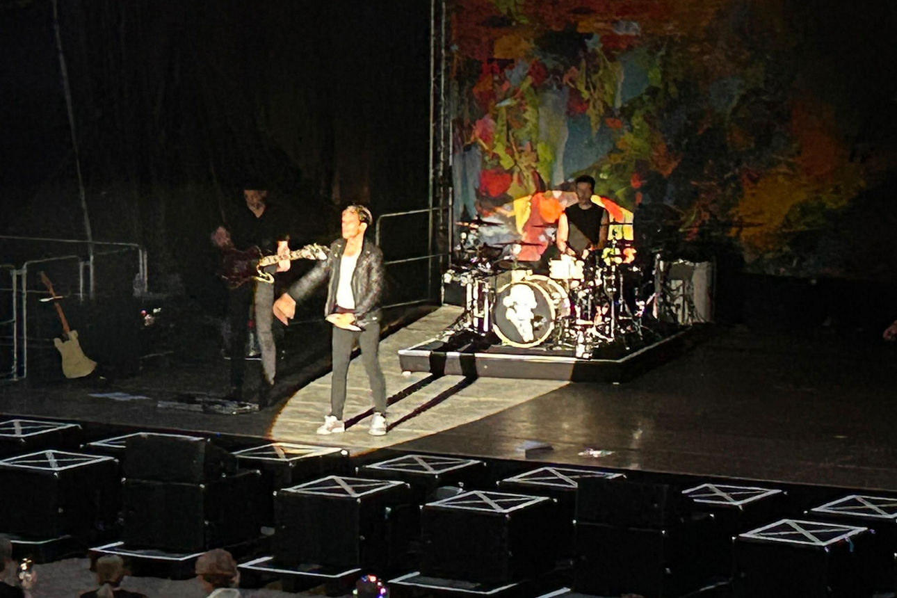 Bühne mit Dark Tenor und Band
