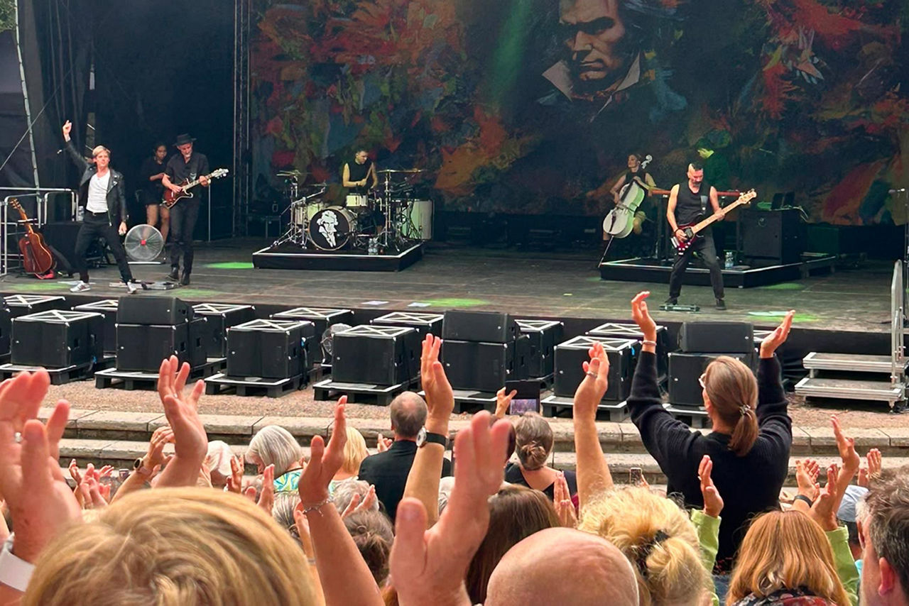 Bühne mit Dark Tenor und Band