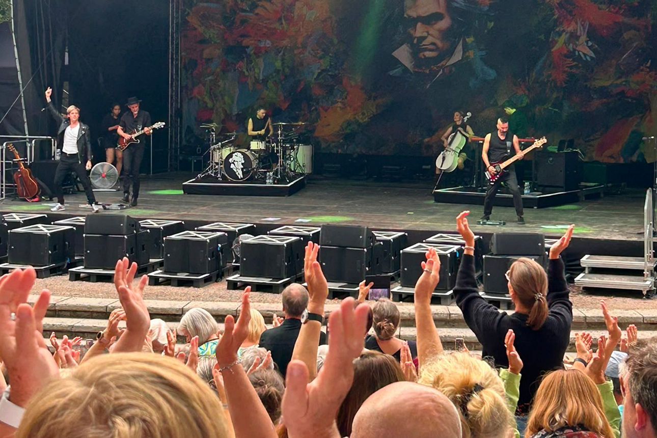 Bühne mit Dark Tenor und Band