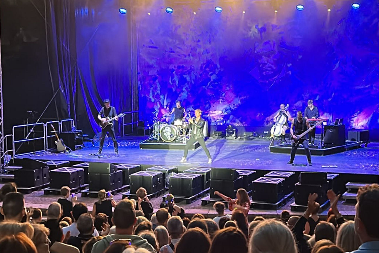 Bühne mit Dark Tenor und Band