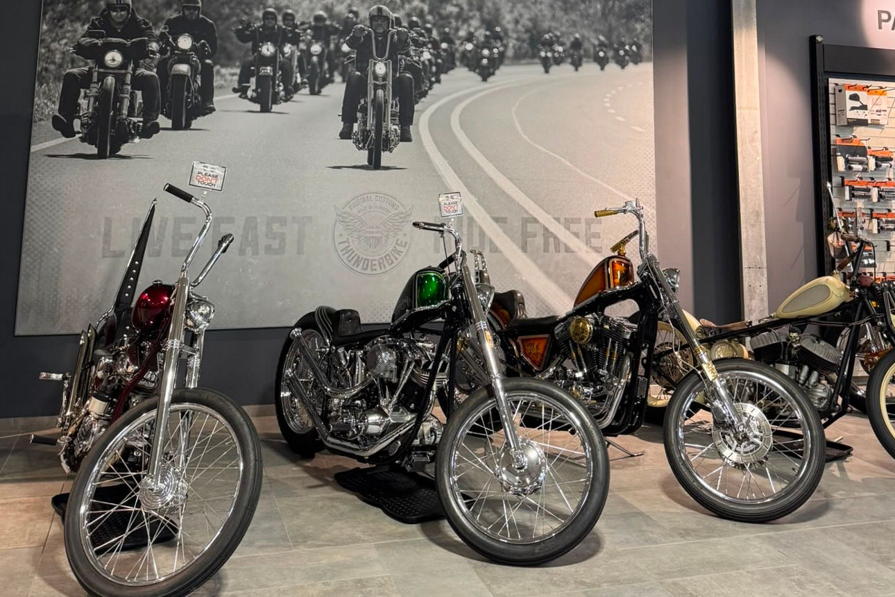 Drei Motorräder von Harley Davidson in einer Ausstellung