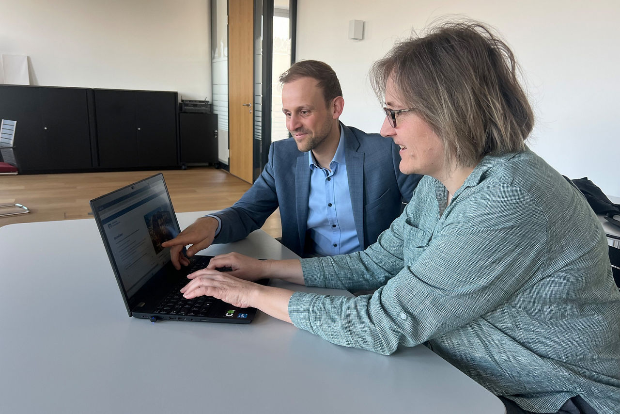 Zwei Menschen am Laptop