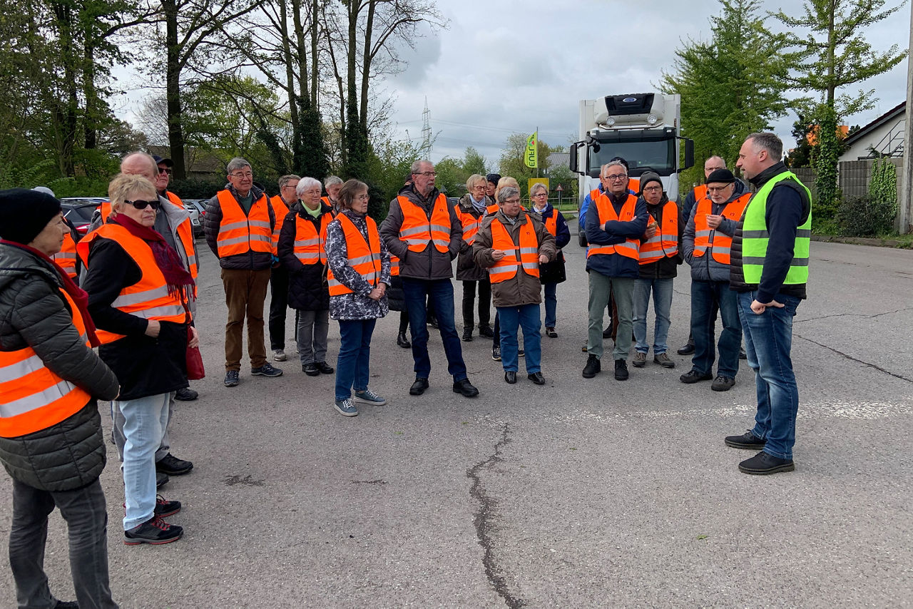 Menschengruppe in Warnwesten