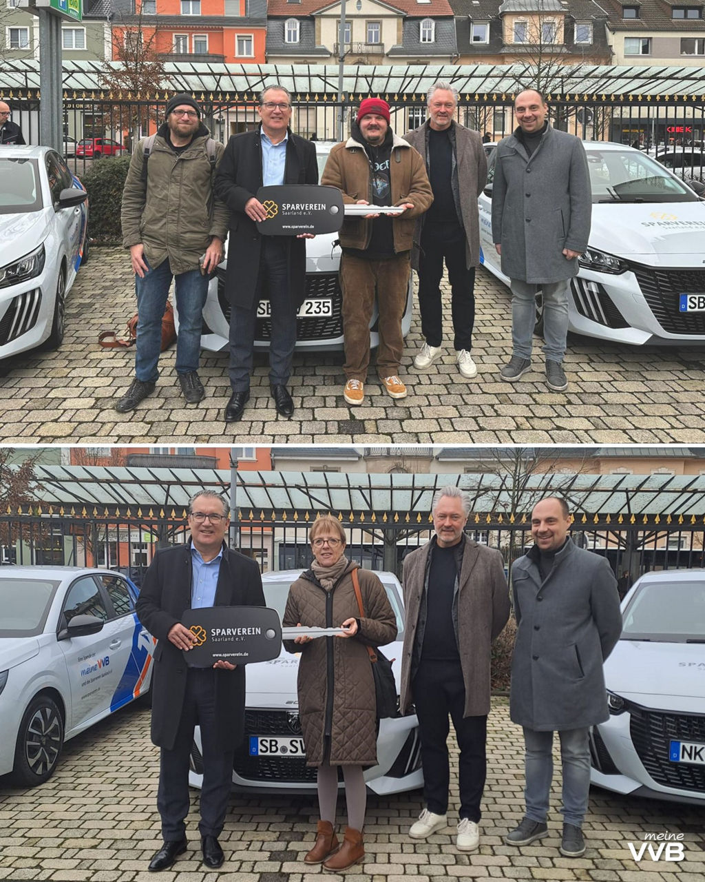 Männer und Frauen stehen vor weißen Spendenfahrzeugen der Marke Peugeot mit einem großen Schlüssel