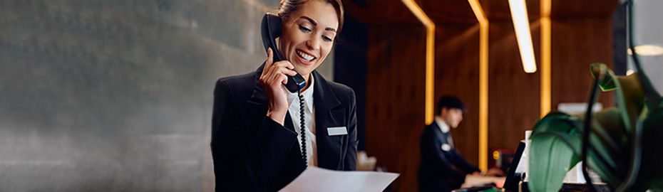 Frau im Hotel hilft Kinden per Telefon