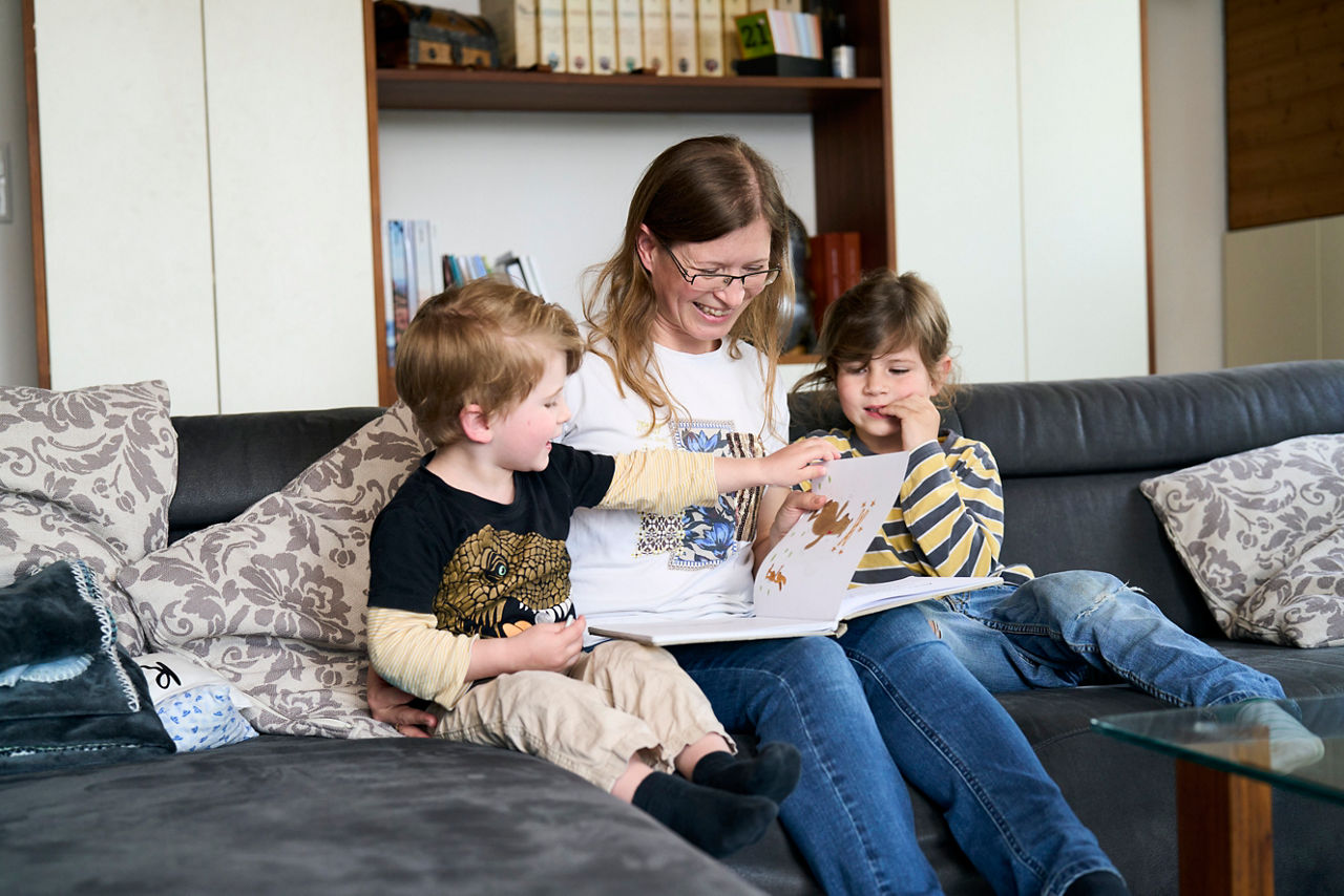 Corinna Seidler mit ihren Kindern auf dem Sofa