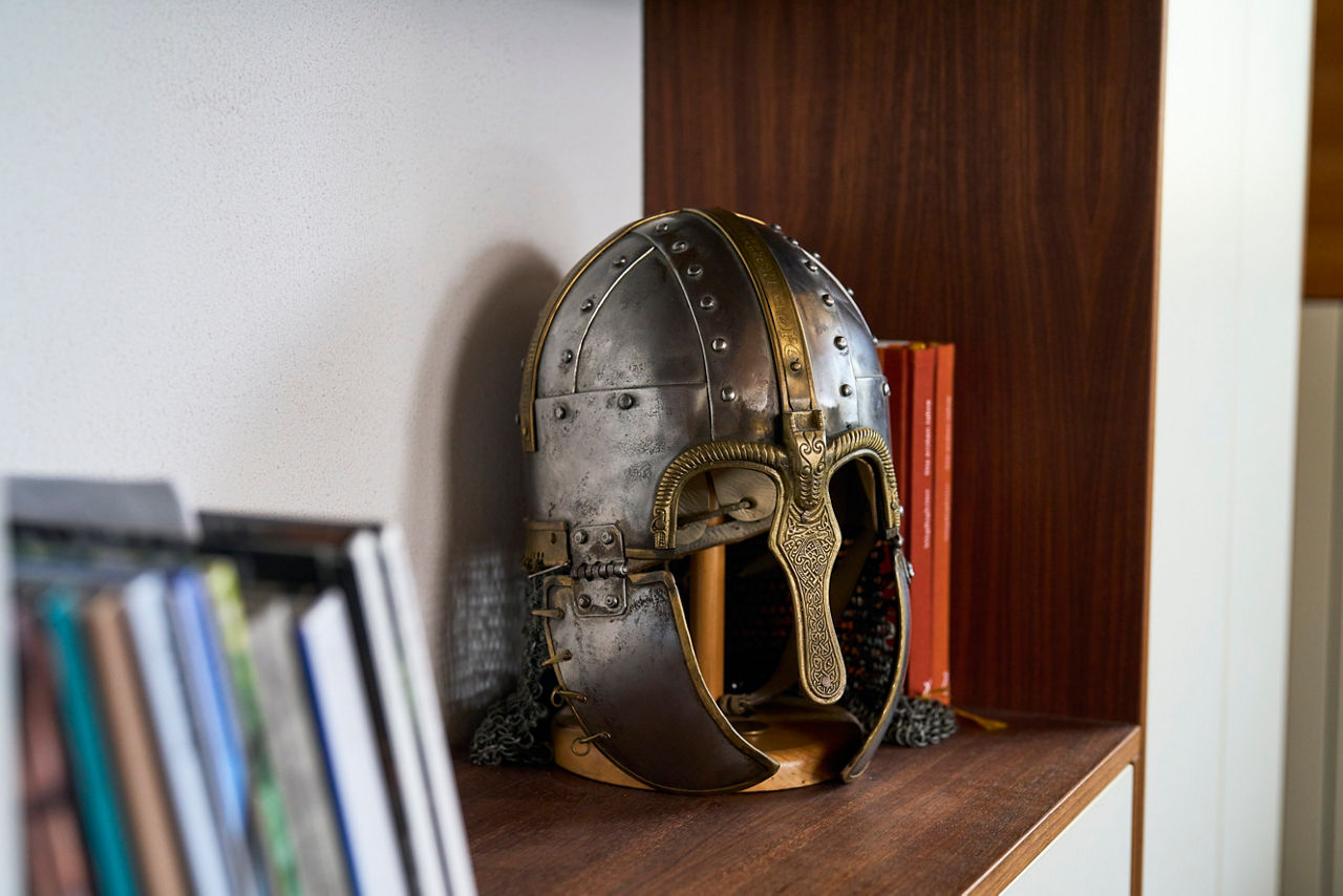 Ritterhelm als Deko in einem Regal