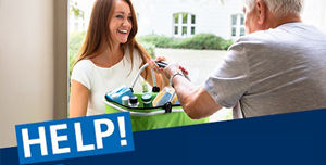 Frau bringt Einkauf zu älterem Herr