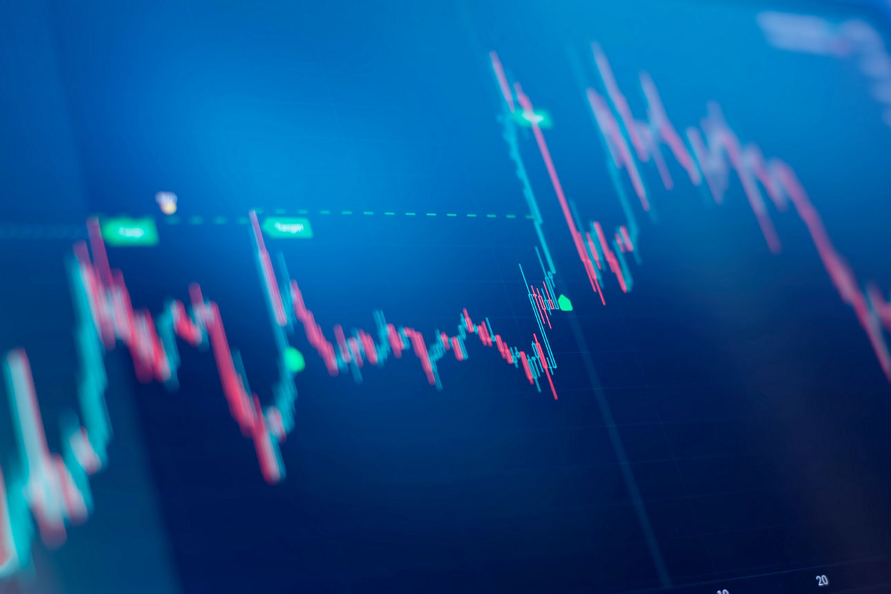 Wirtschaftsdiagramm mit Kursverläufen an der Börse, für geschäftliche und finanzielle Zwecke.