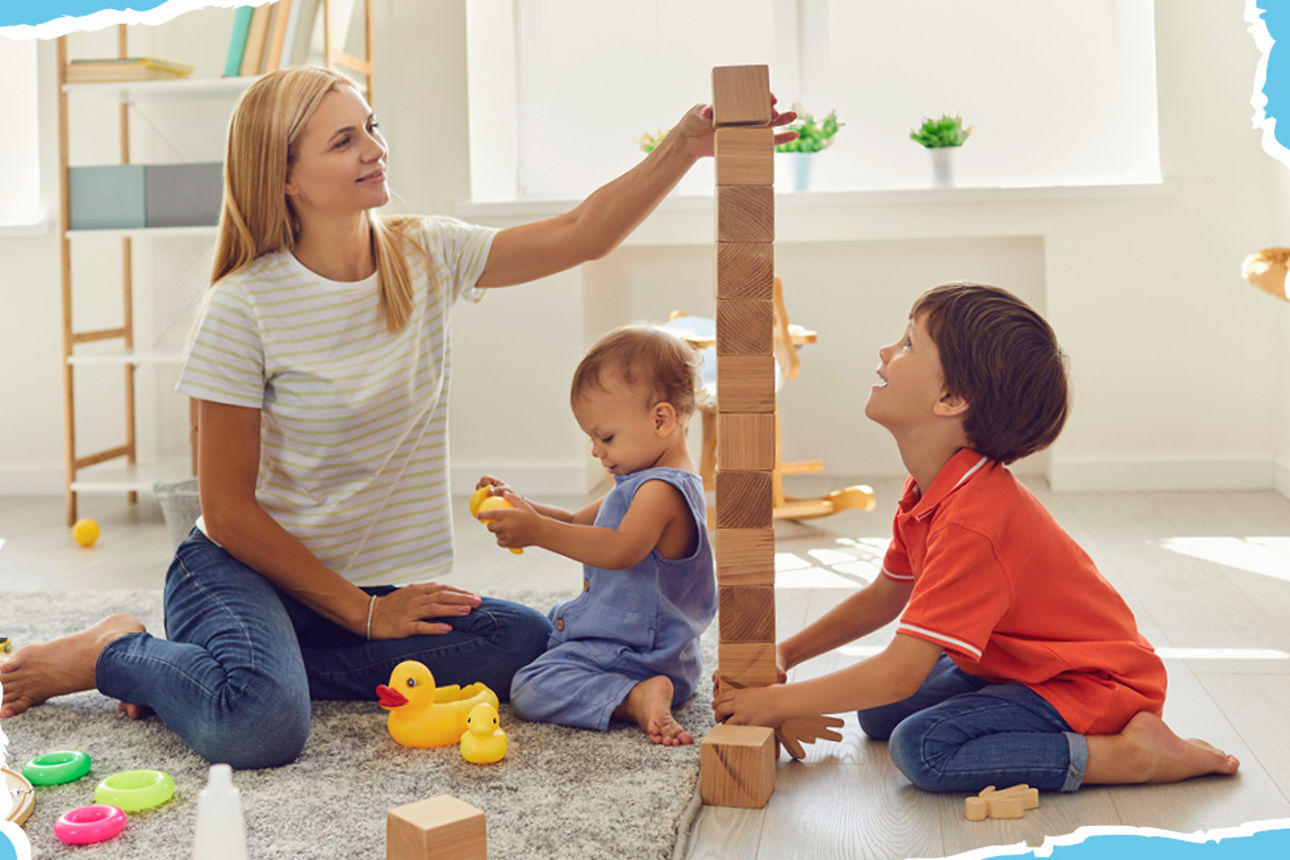 Frau spielt mit 2 Kindern 
