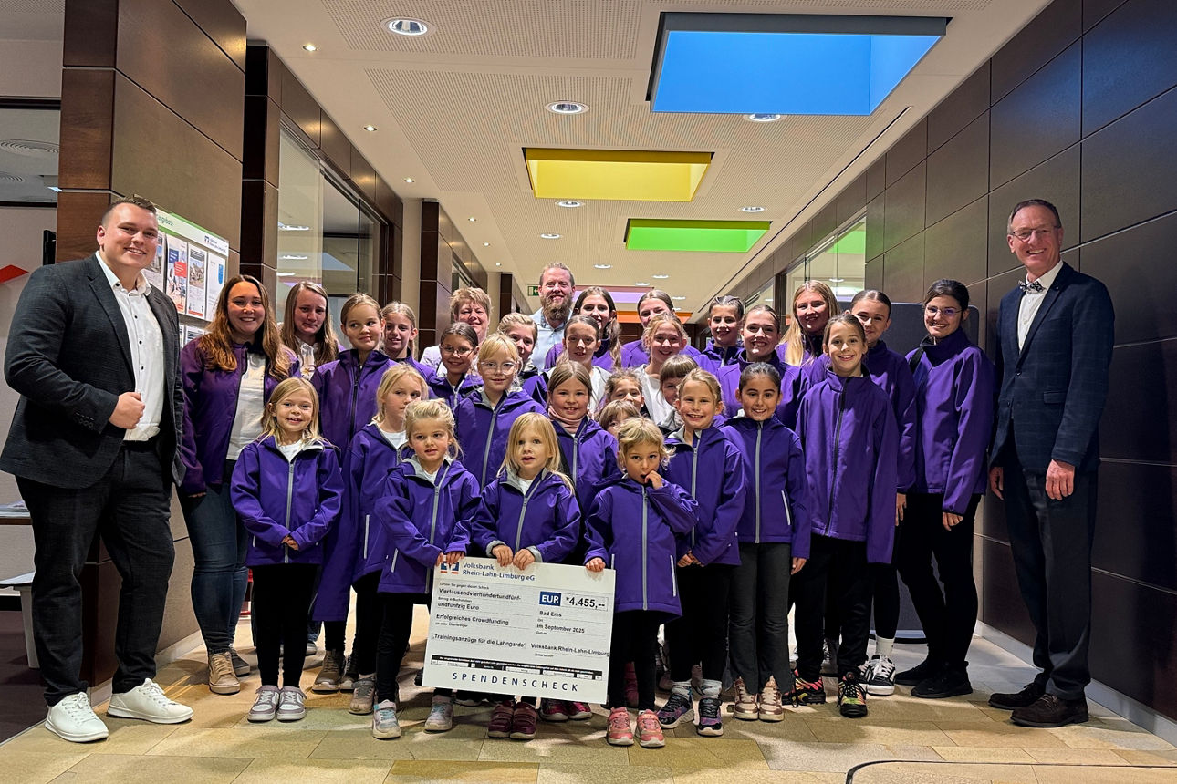 Kids der Lahngarde des SV Fachbach empfangen den Crowdfunding-Spendenscheck