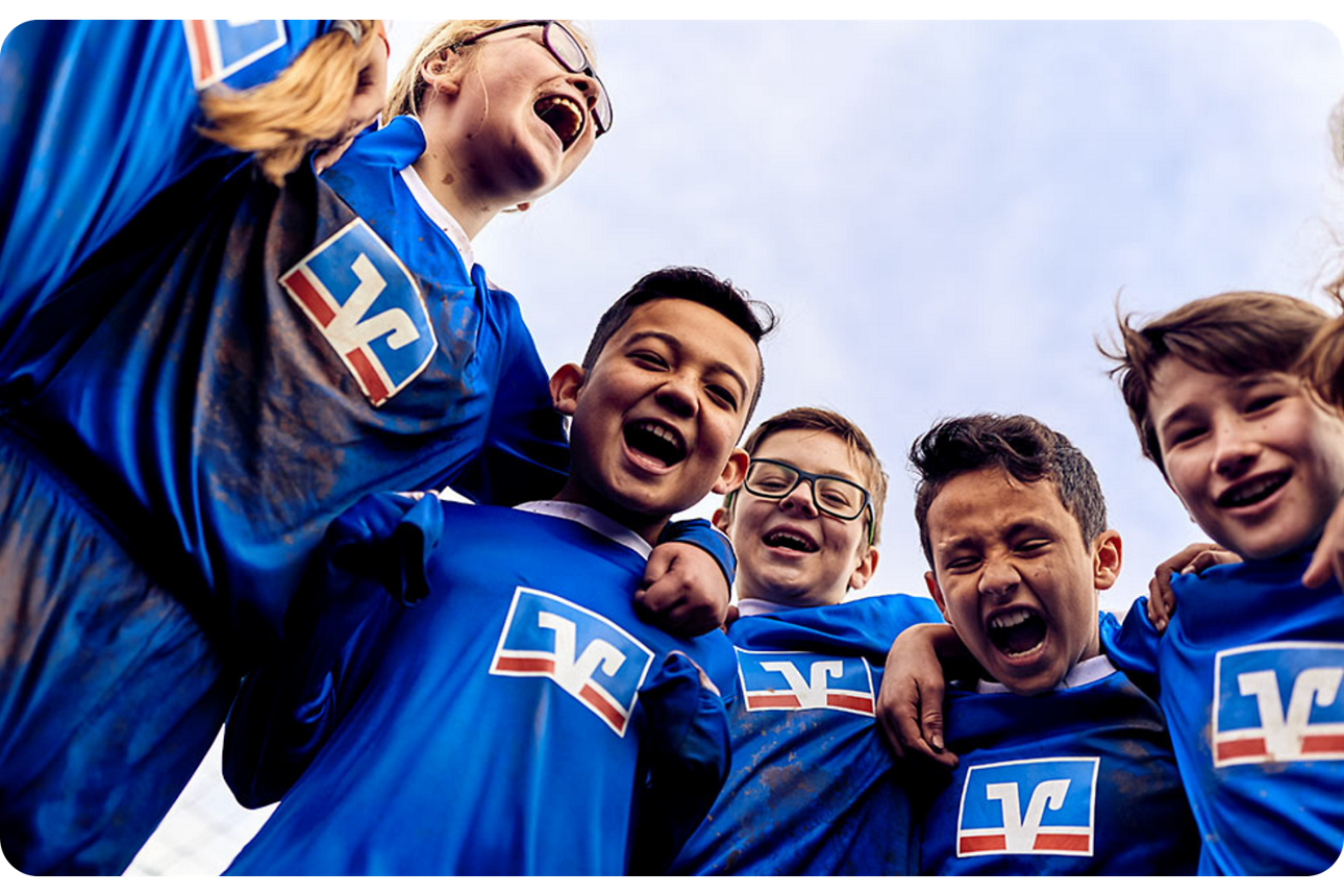 Kinder im Trikot nebeneinander