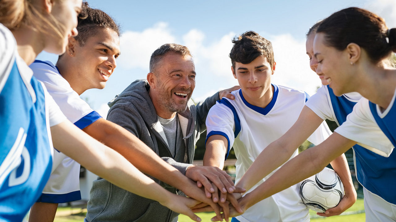 Fußballmannschaft feiert gemeinsam