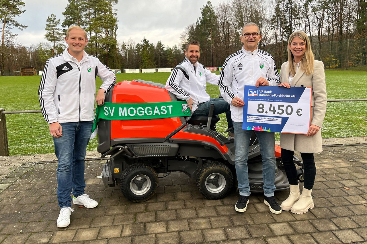 Josef Sponsel, Michael Krems und Thomas Reichold vom SV Moggast mit Verena Keller (Filialbereichsleitung Ebermannstadt)
