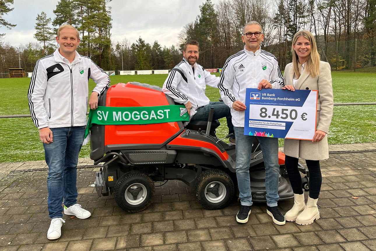 Josef Sponsel, Michael Krems und Thomas Reichold vom SV Moggast mit Verena Keller (Filialbereichsleitung Ebermannstadt)