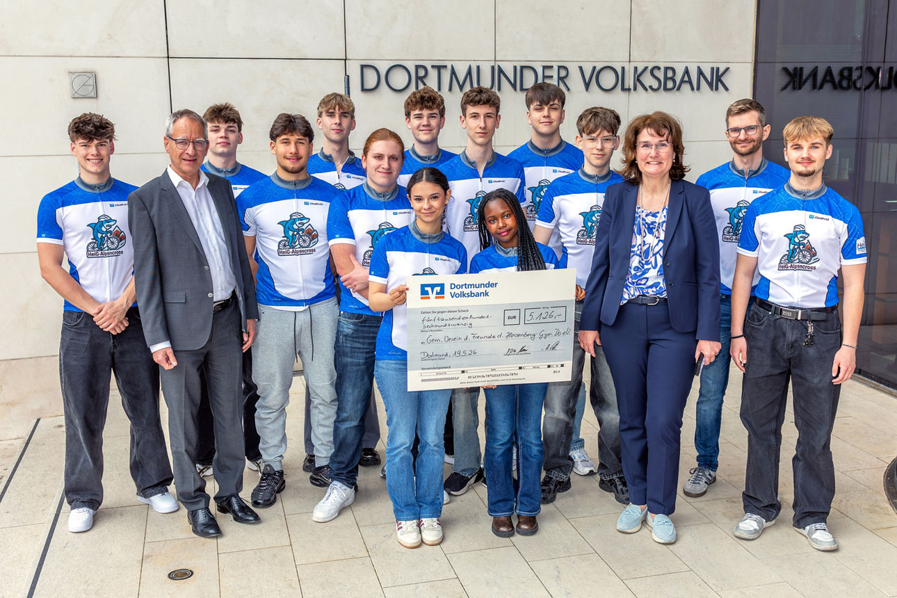 2. v. l .: Thomas Kirmse, Regionaldirektor Volksbank Dortmund, 3. v. r.: Petra Schmiemann, Dortmunder Volksbank