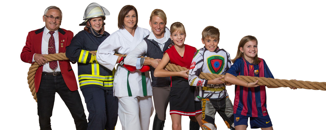 Menschen in Vereinskleidung ziehen gemeinsam an einem Seil – Symbol für Zusammenhalt und Engagement.