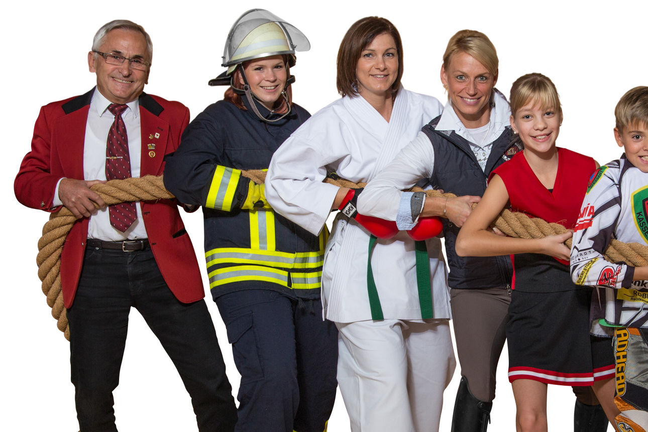 Menschen in Vereinskleidung ziehen gemeinsam an einem Seil – Symbol für Zusammenhalt und Engagement.