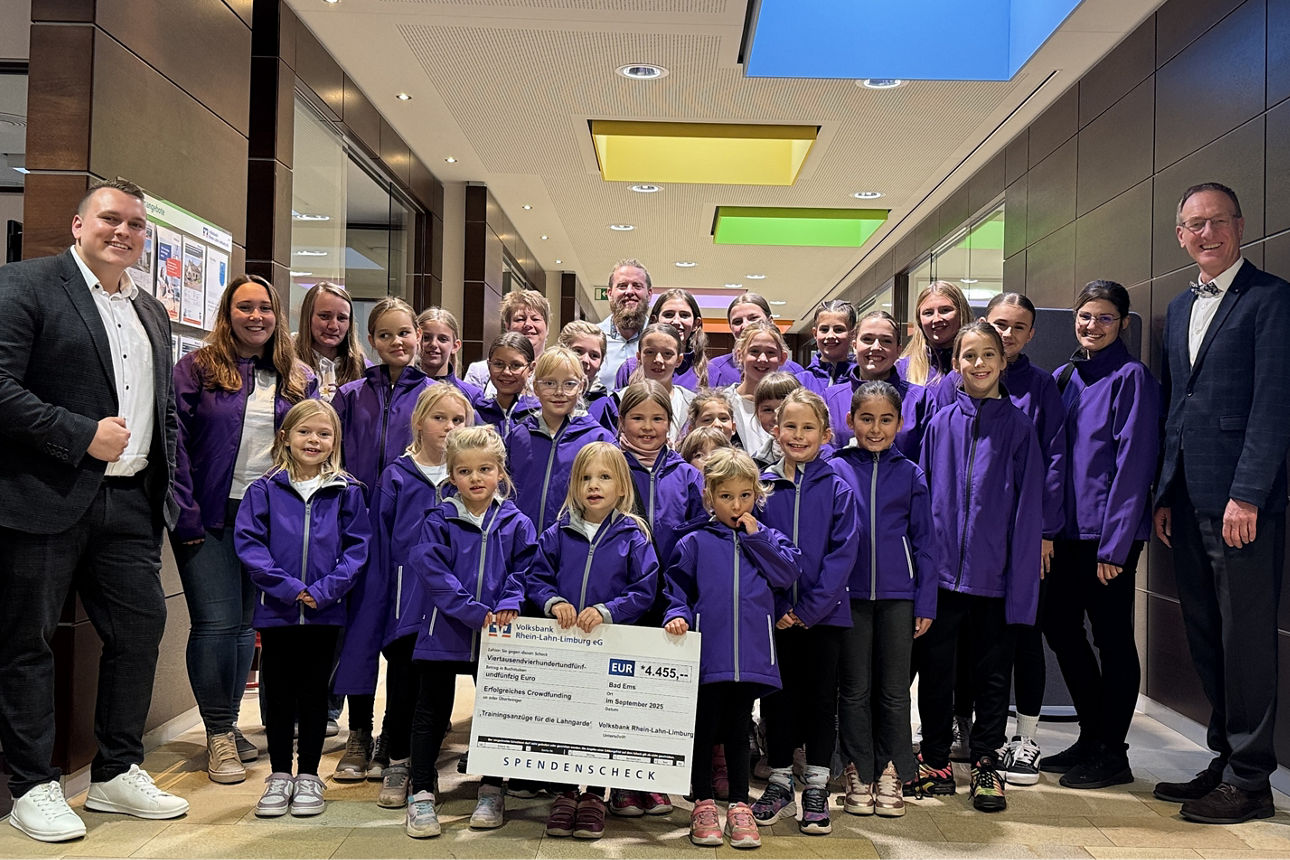 Kids der Lahngarde des SV Fachbach empfangen den Crowdfunding-Spendenscheck