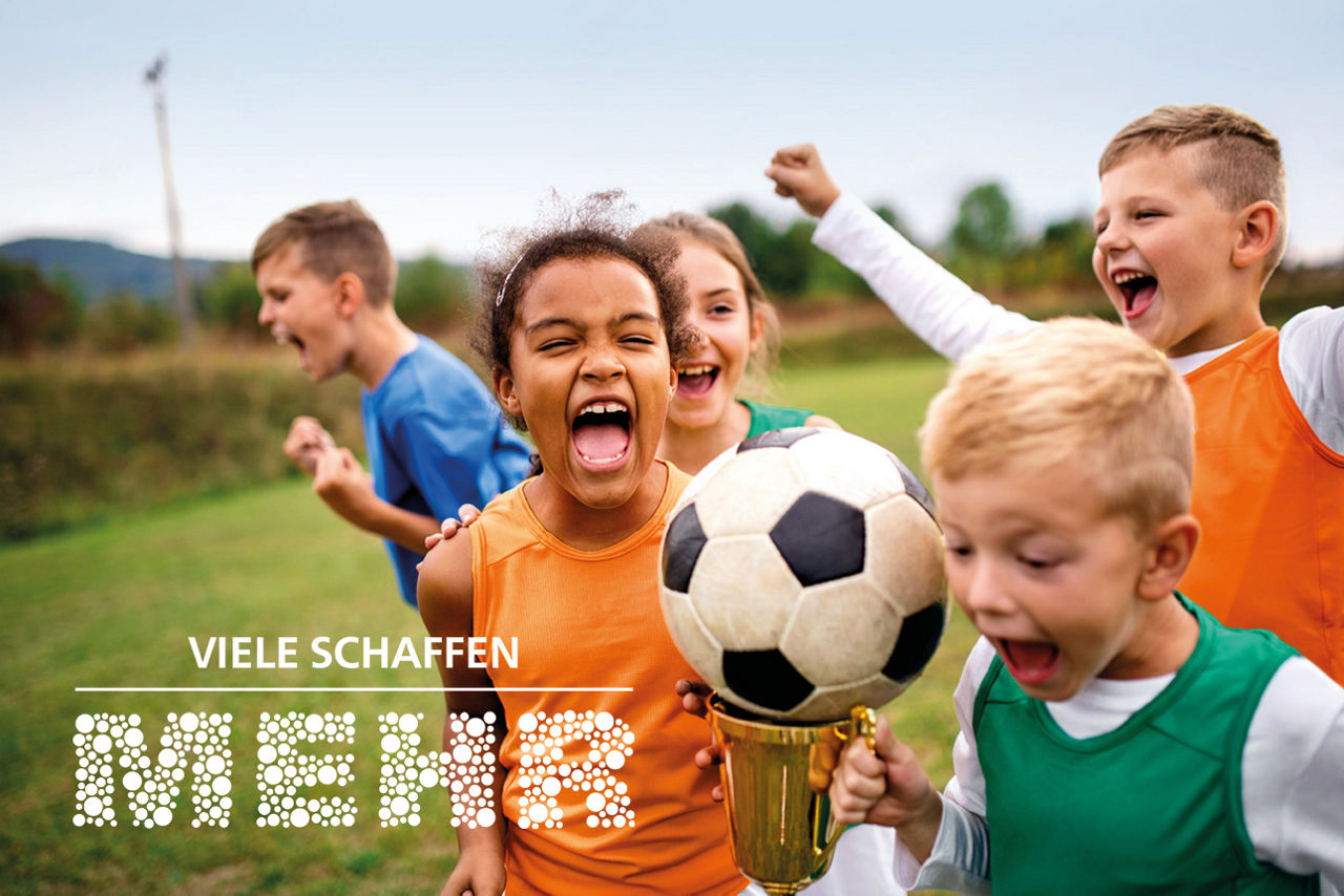 Kinder spielen mit dem Ball