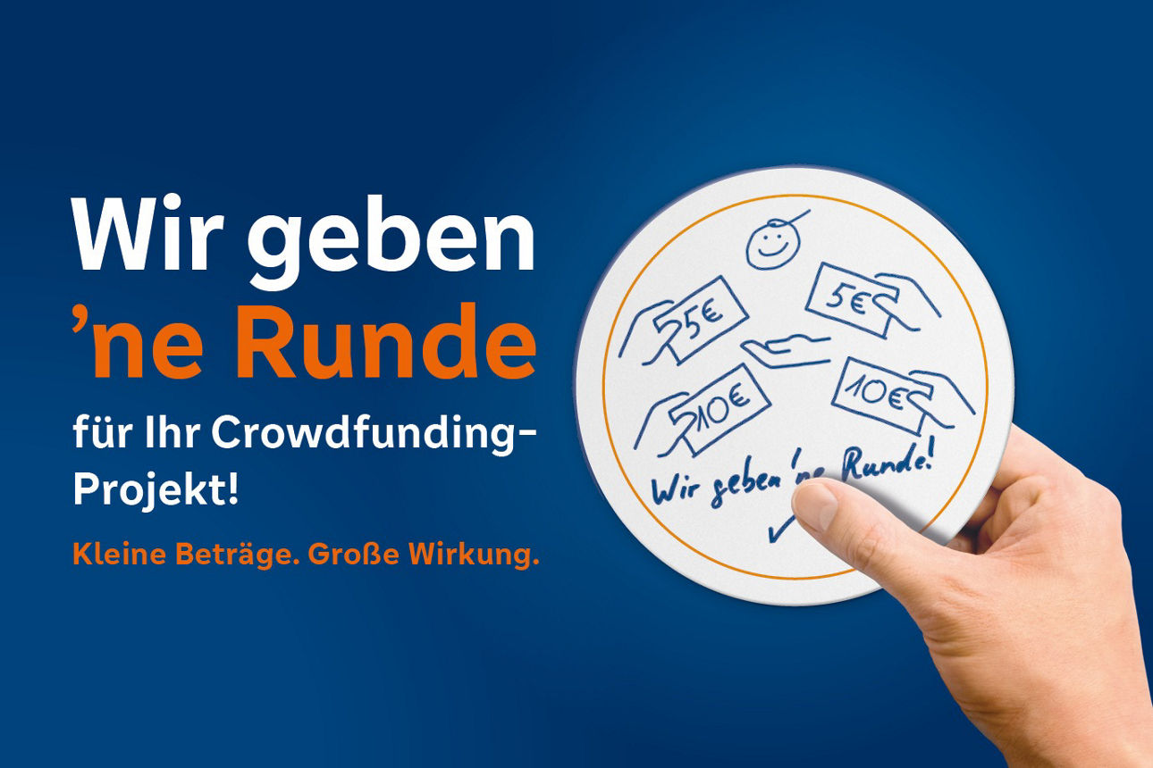 Hand hält Bierdeckel ins Bild mit der Aufschrift "Wir geben 'ne Runde"