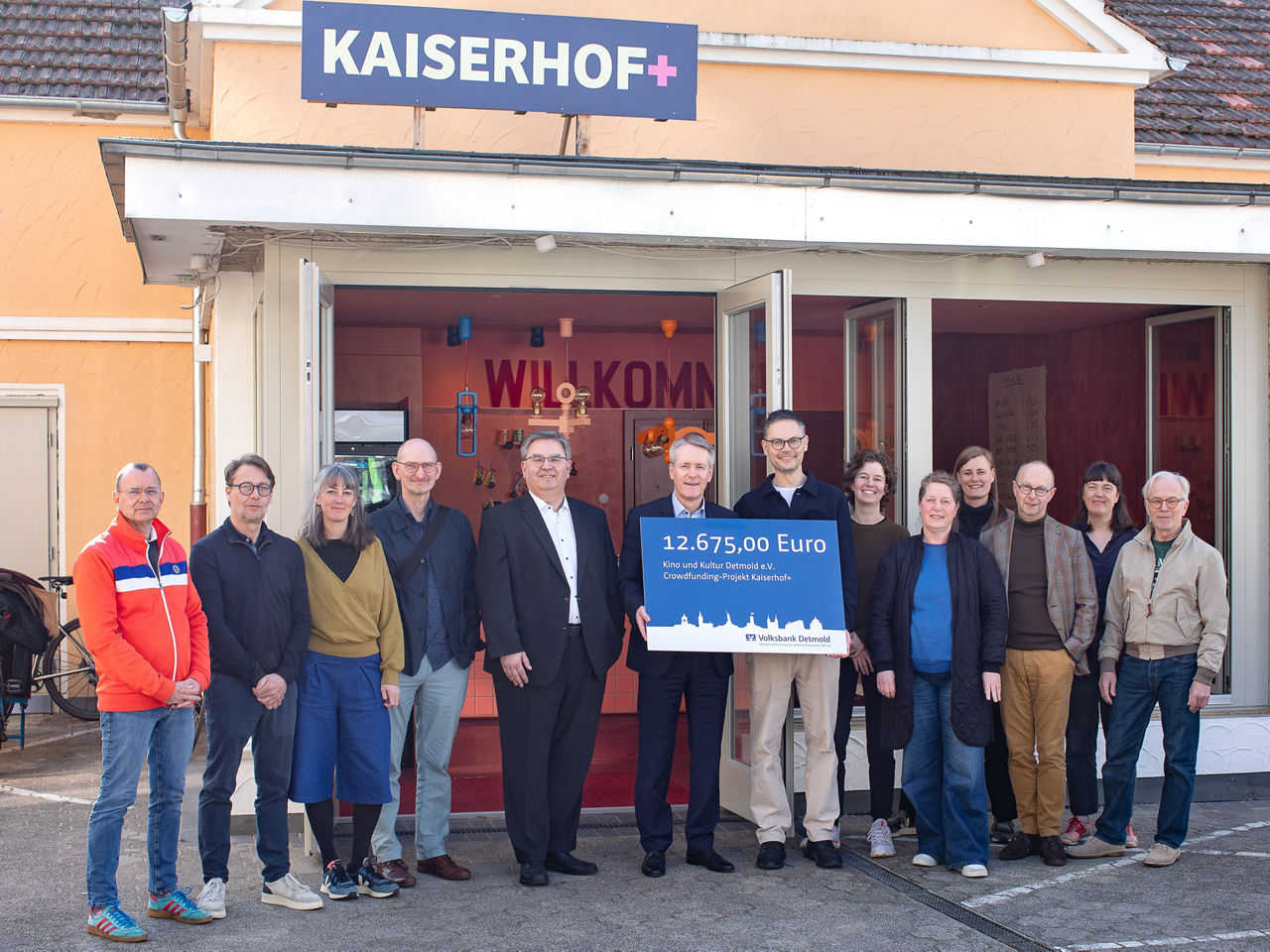 Das Team vom Verein Kino und Kultur Detmold und Vertreter der VerbundVolksbank OWL eG halten einen Spendenscheck in den Händen. 