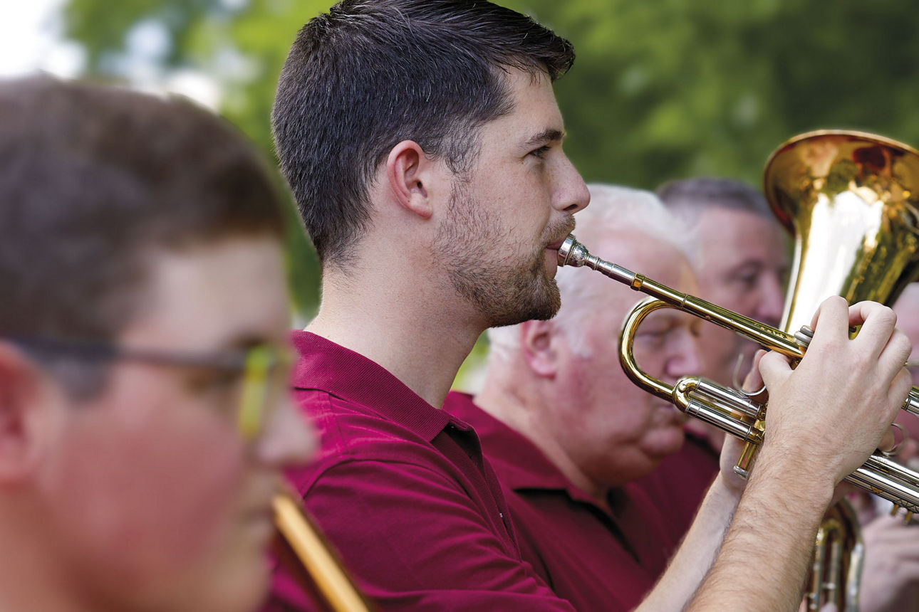 Eine Gruppe Musiker mit Blechblasinstrumenten