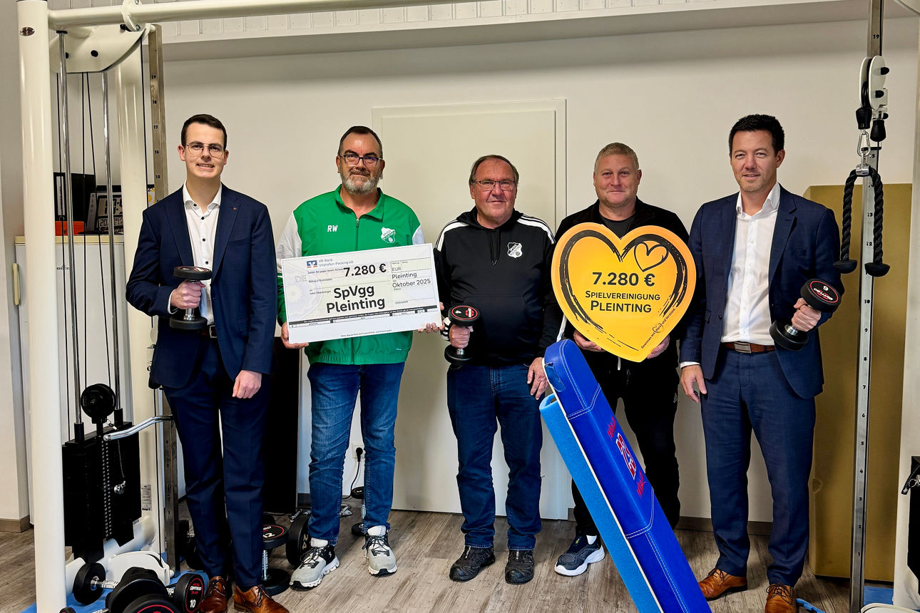 Mitarbeiter der Bank mit den Vereinsvertretern von der SpVgg Pleinting 