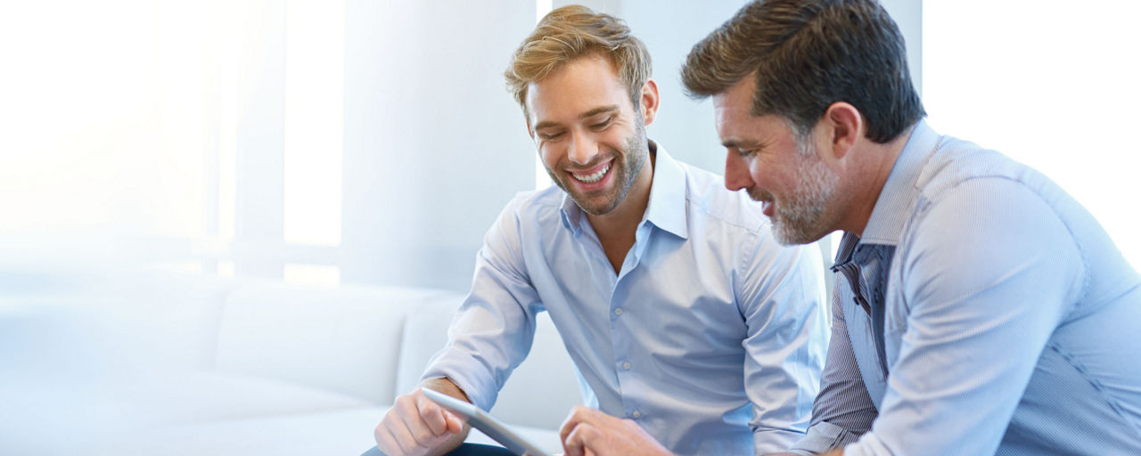 Businesspartner sitzen zusammen und reden
