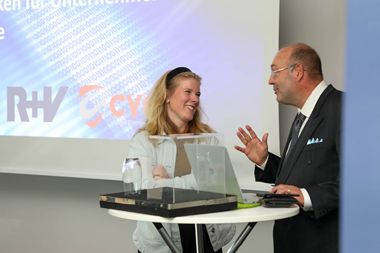 Zwei Sprecher bei einer Veranstaltung zur Cybersicherheit