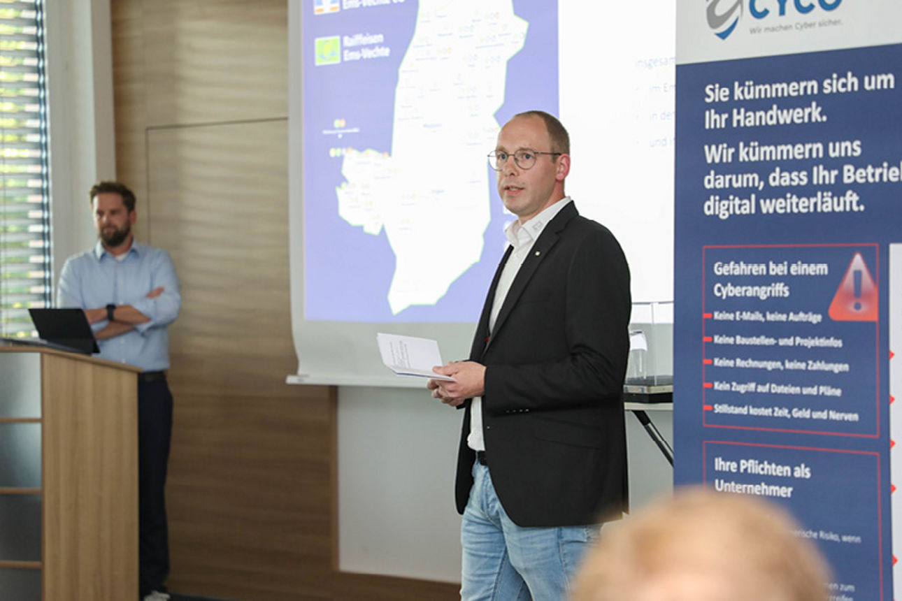Ein Sprecher bei einer Veranstaltung zur Cybersicherheit