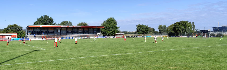 Das Bild zeigt zwei Mannschaften beim Fußballspiel.