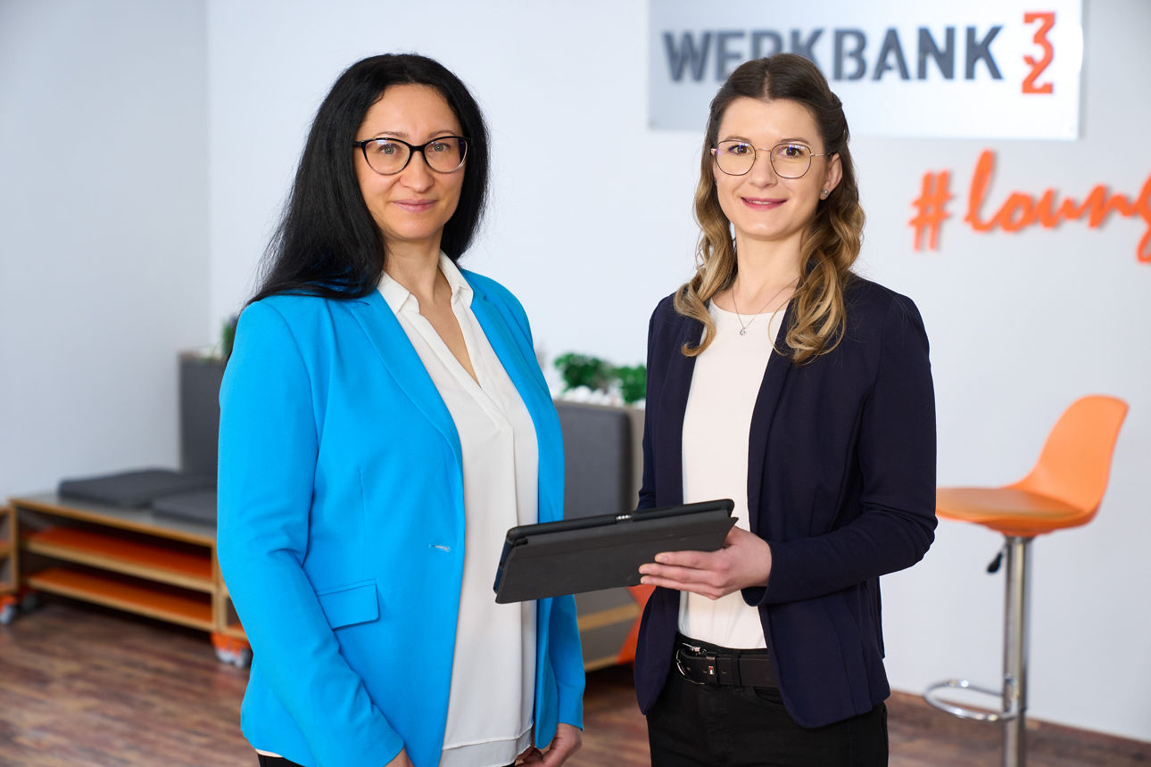 Zwei Mitarbeiterinnen der Serviceabteilung RefiLG stehen nebeneinander und halten ein Tablet in der Hand.