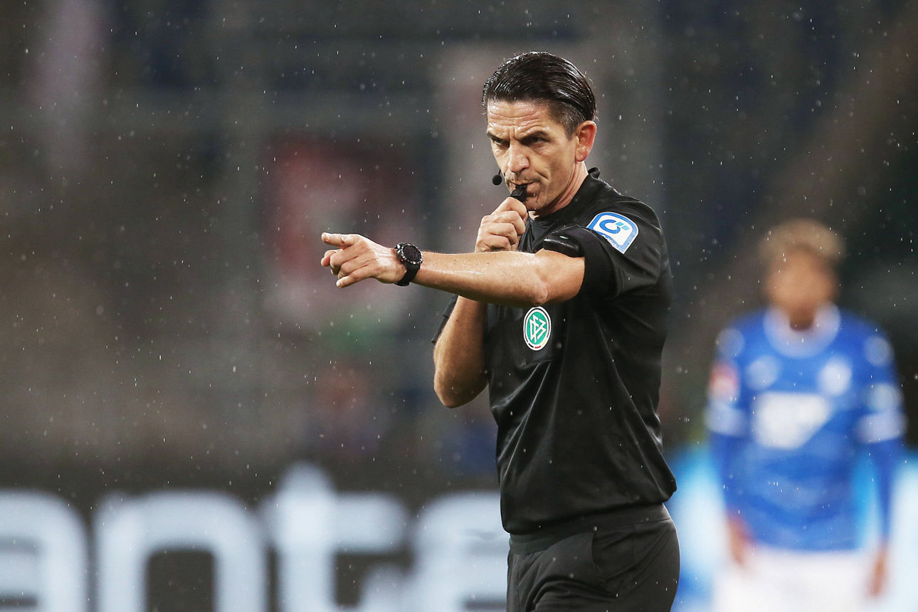Schiedsrichter Deniz Aytekin . Fussball: LIGA: Saison 22/23: TSG 1899 Hoffenheim - SC Freiburg , 7. Spieltag, 18.09.2022. *** Referee Deniz Aytekin Sport Football LIGA Season 22 23 TSG 1899 Hoffenheim SC Freiburg , Matchday 7, 18 09 2022 