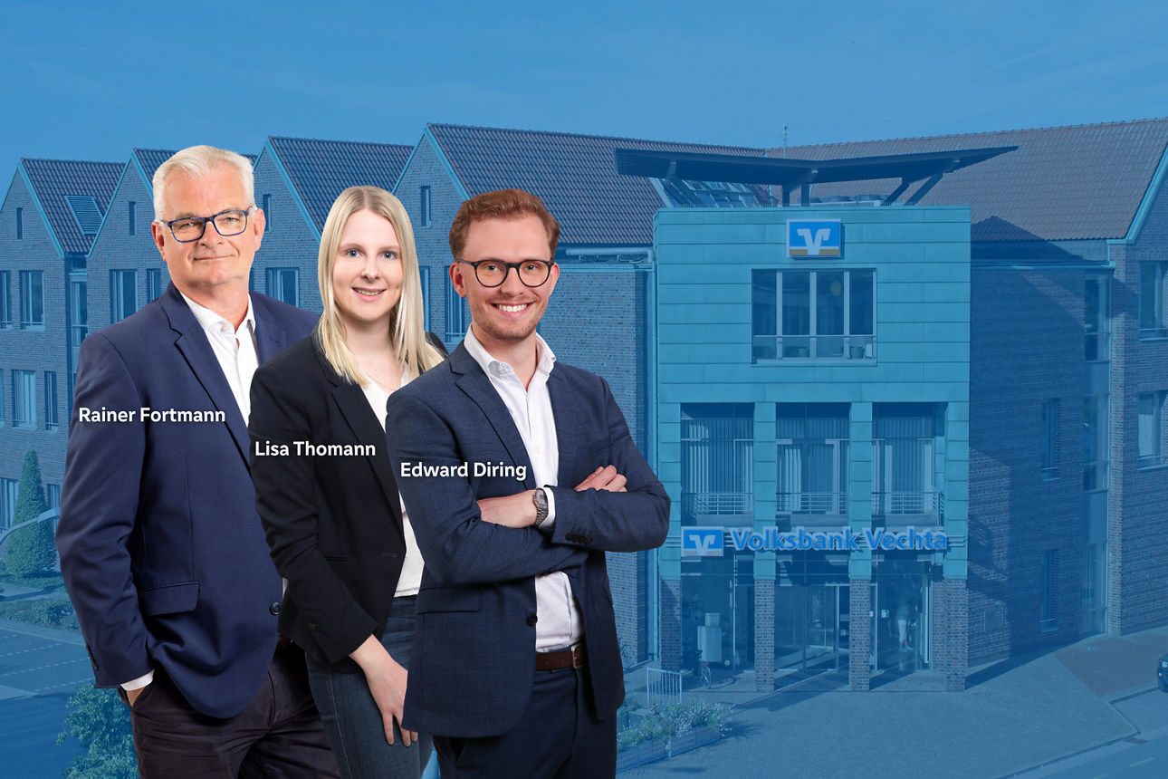 Drei Personene stehen nebeneinander, im Hintergrund die Volksbank Vechta eG