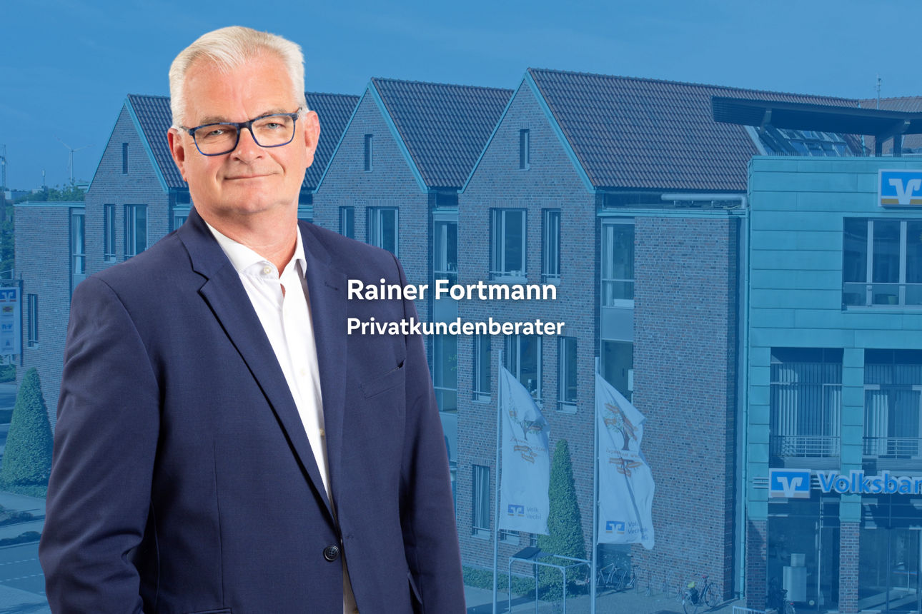 Berater Rainer Fortmann steht vor der Hauptstelle