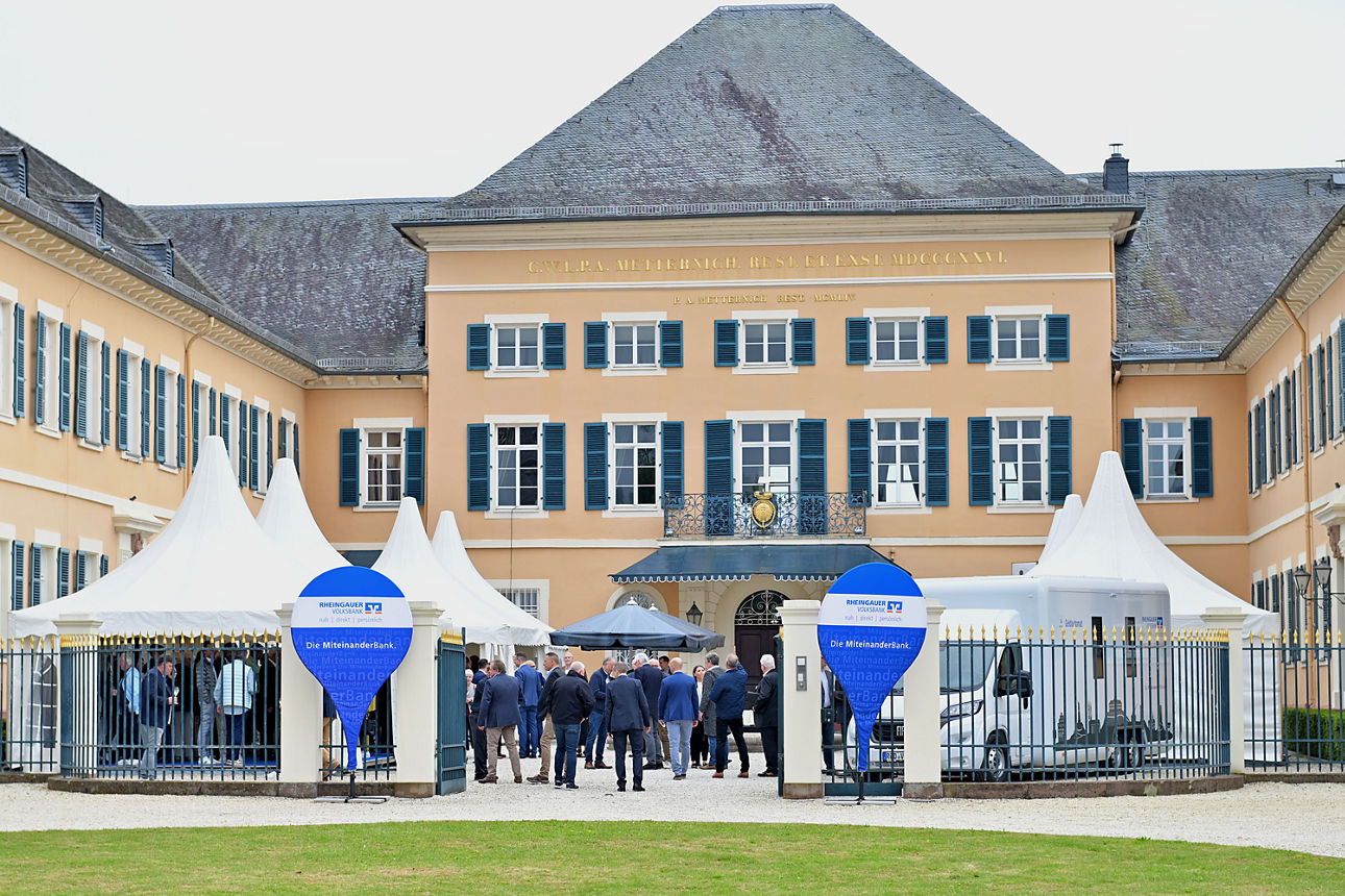 Im Hof stehen die Mobile Filiale und einige Zelte in historischem Ambiente zusammen, um die ersten Vertreter zu empfangen.