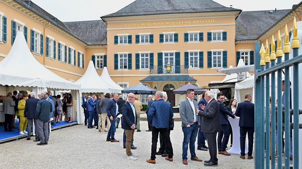 Im Hof auf Schloss Johannisberg kommen die zahlreichen Vertreter in historischem Ambiente zusammen