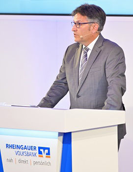 Herr Mager, Vorstand der Rheingauer Volksbank wendet sich am Rednerpult an seine Zuhörer