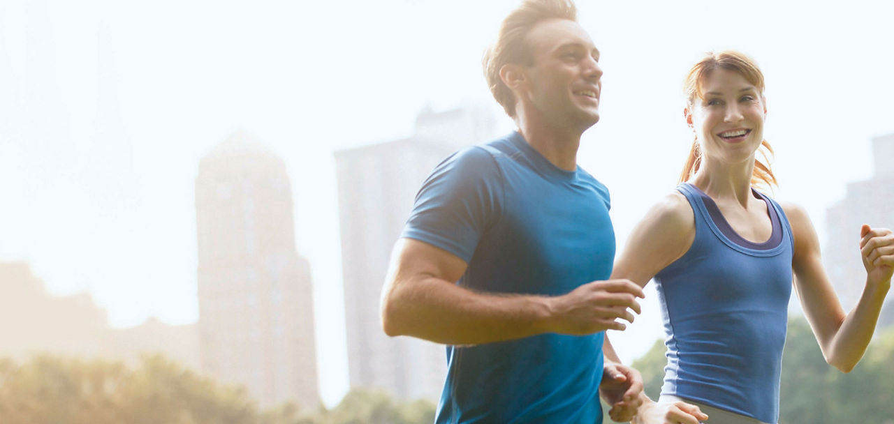 Ein Mann und eine Frau beim Joggen in einer Stadt