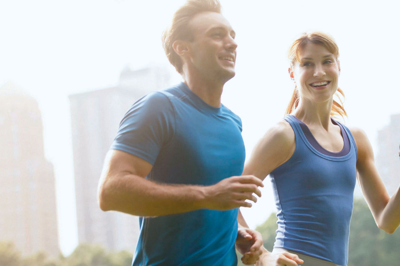 Ein Mann und eine Frau beim Joggen in einer Stadt