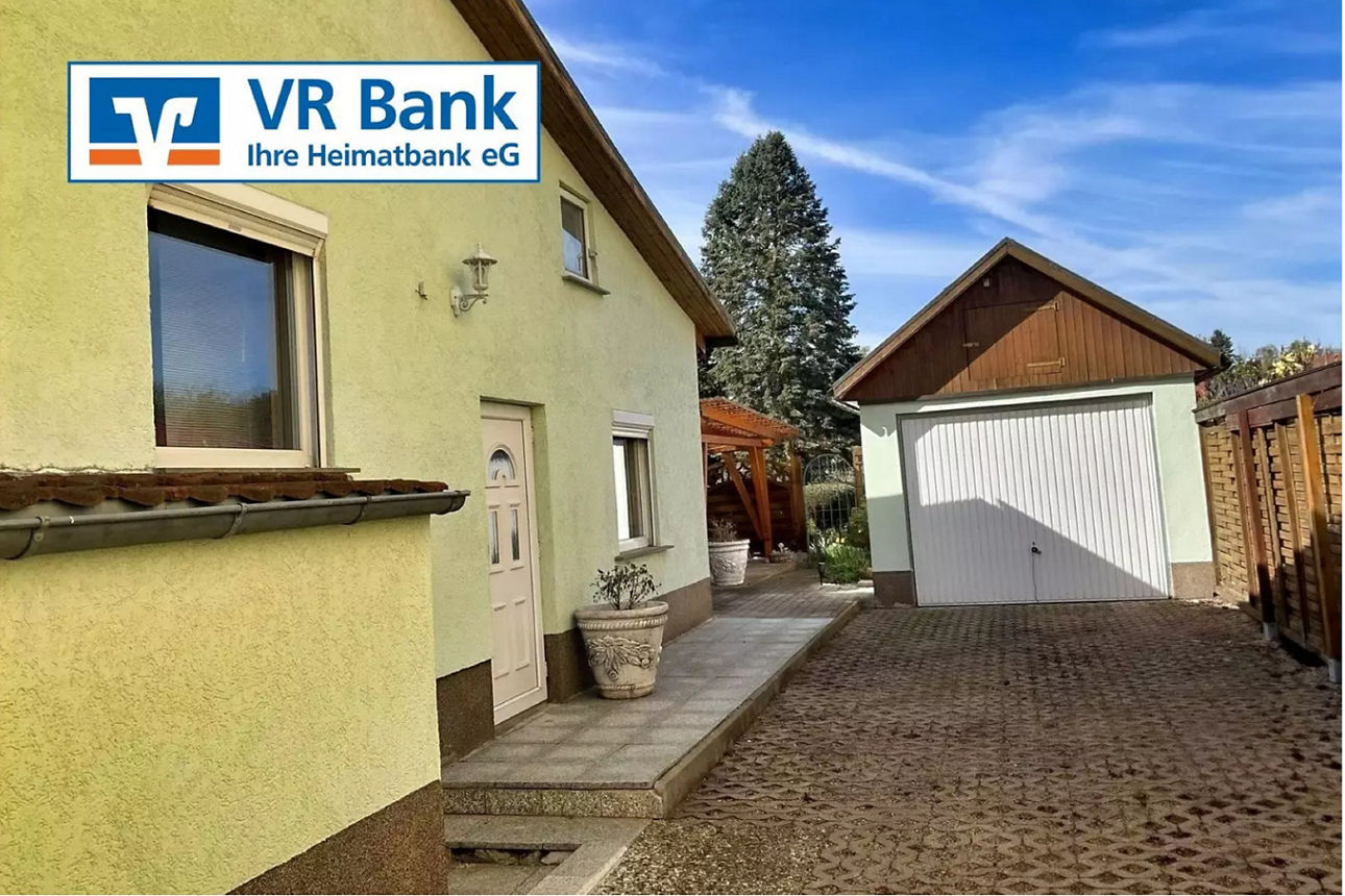 Hofeinfahrt der Doppelhaushälfte in Wechmar